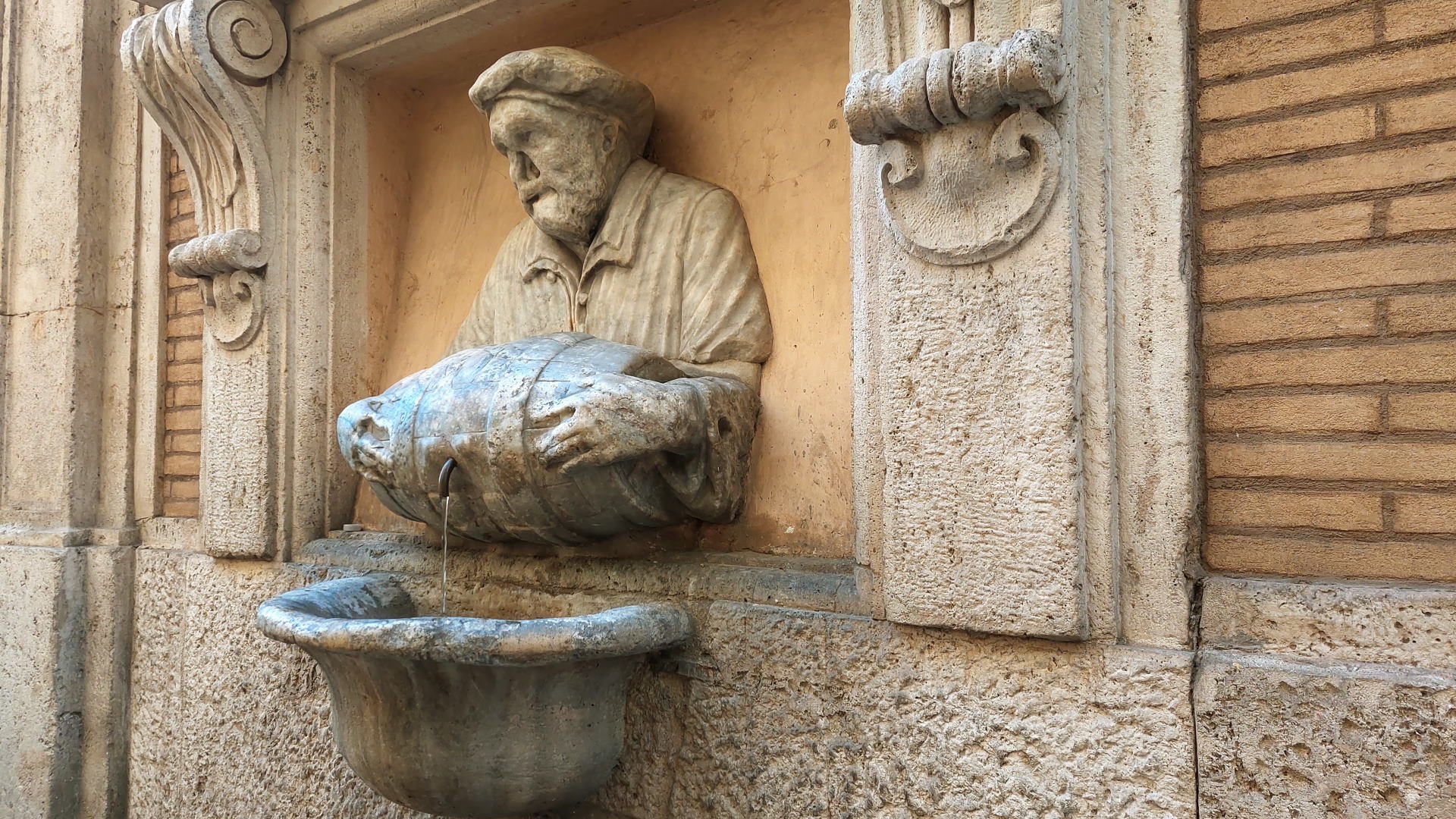 Fountain of the Porter (Fontana del Facchino) Turismo Roma